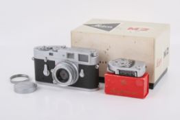 A Leitz Leica M2 35mm rangefinder camera. Chrome. 1959. Serial number 975231. With a Leitz 5cm f2.