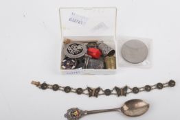 A small group of jewellery and collectables, including hallmarked thimbles.