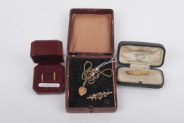 A small group of gold and yellow metal jewellery.