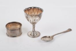 Three pieces of silver. Comprising a eggcup, maker Atkin Brothers, Sheffield 1906, 60.