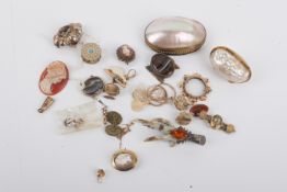 A small group of yellow metal mounted jewellery and collectables.
