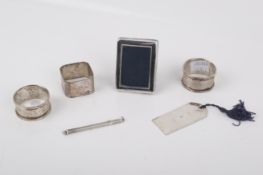 Six pieces of silver. Comprising a swizzle stick, maker S J Rose & Son, Birmingham 1990, 6.