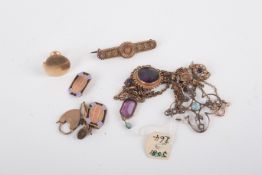 A small group of 9ct and 15ct gold.