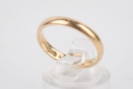 An 18ct yellow metal wedding band. Hallmarked, size N, weight 2.9g.