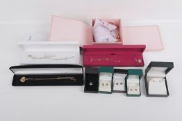 A collection of jewellery.