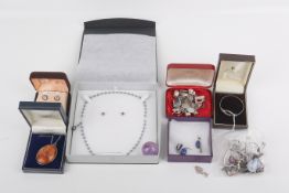 A group of stone set jewellery.