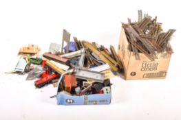 A collection of assorted vintage 00 gauge model railway items.