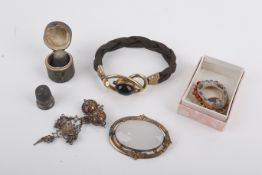 A small group of yellow metal jewellery.