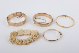 Five pieces of jewellery.