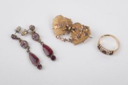A small group of gold and yellow metal jewellery.