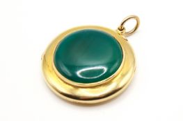 An 18ct gold and green agate round locket.