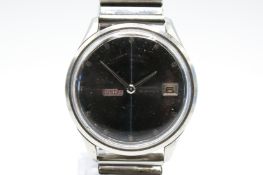A Seiko Sportsmatik weekdater wristwatch. With metal markers to the grey face, case diameter 3.