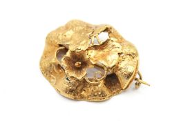 A 9ct gold wreath brooch.