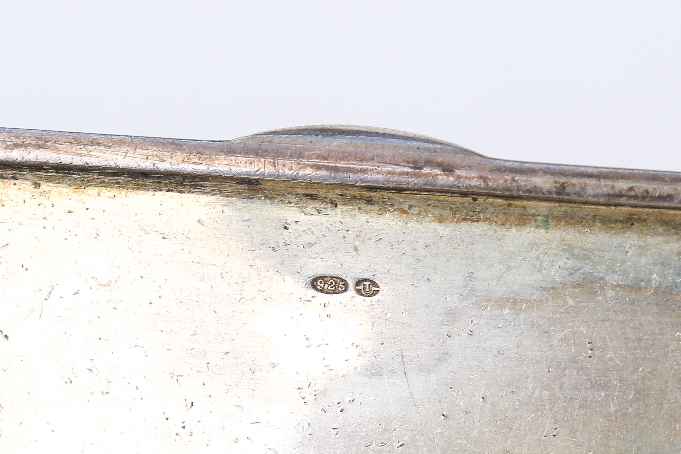 A blue enamel and white metal snuff box. Depicting Constable's 'Haywain' to the lid, stamped 925. - Image 3 of 3