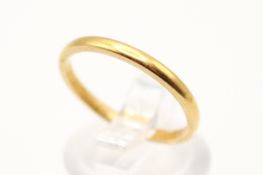 A 22ct gold wedding band. Hallmarked, size O, weight 2.5g.