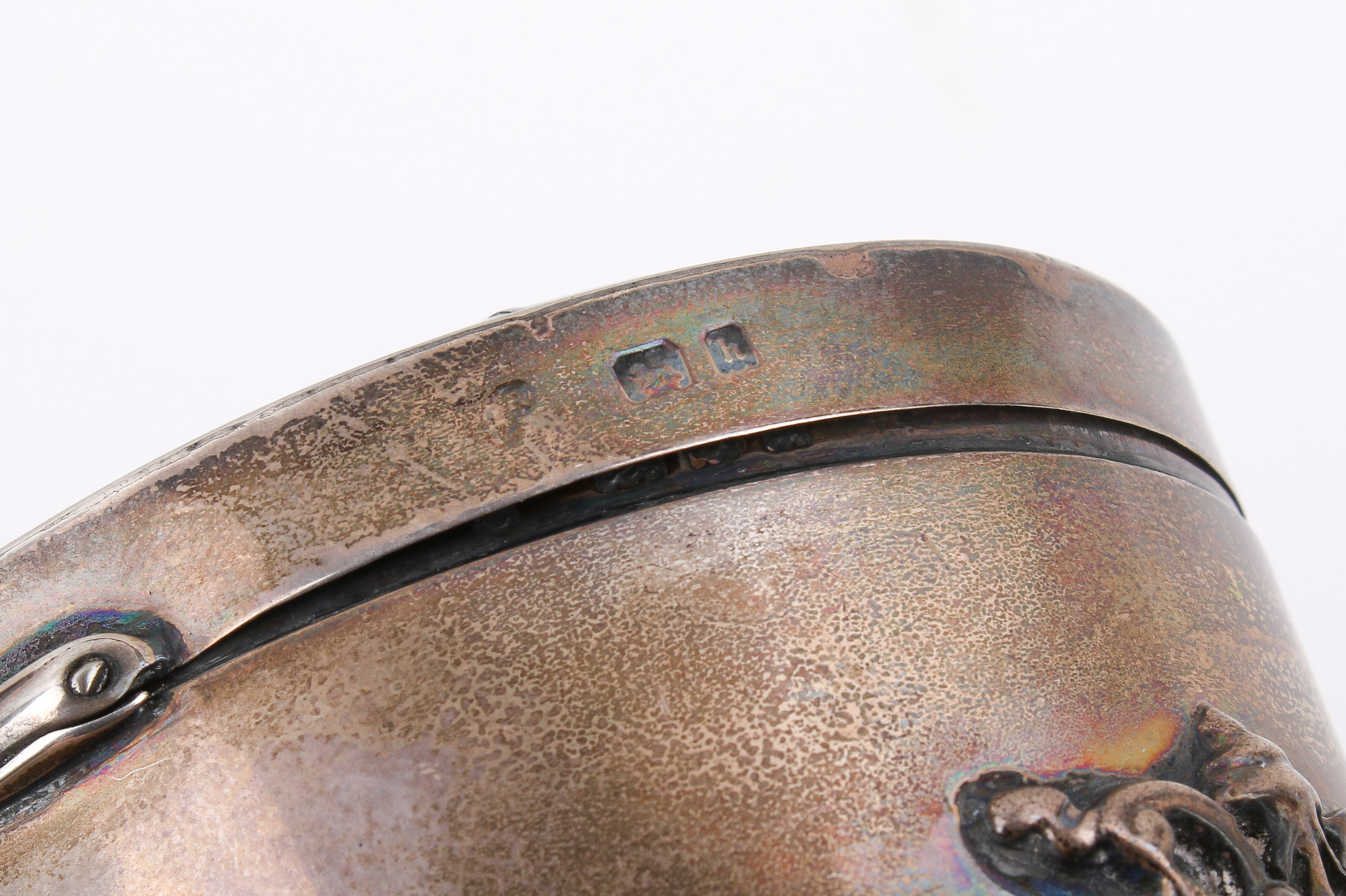 A George V sterling silver and tortoiseshell jewellery box by Charles & Richard Comyns, London 1923. - Image 3 of 3