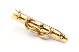 A 15ct gold bar brooch. With a wrapped knotted design, marked 15ct, width 4cm, weight 3.6g.