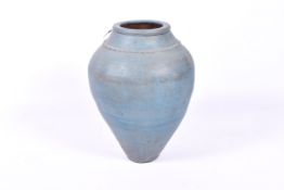A large turquoise ceramic urn or vase (af).