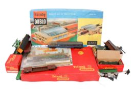 A collection of assorted vintage 00 gauge model railway items.