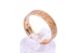 A hallmarked 18ct yellow gold wedding band. With bark effect finish. Size L, gross weight 4.2g.
