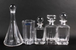 A collection of five items of modern glassware.
