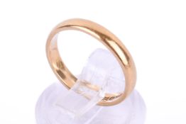 An 18ct gold wedding band. Hallmarked, width 2.5mm, size I, weight 2.2g.