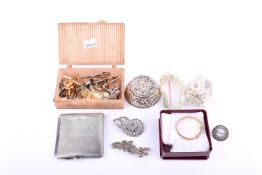 A group of costume jewellery and collectables.