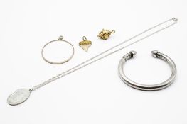 A small group of silver and yellow metal jewellery.
