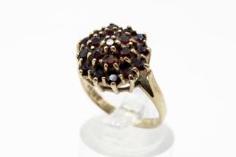 A 9ct gold cluster ring.