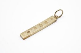 A narrow rectangular 9ct gold ingot pendant. Hallmarks for London 1977, 4cm x 0.