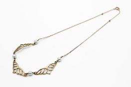 A 9ct gold necklace with cultured pearl details.