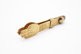 A novelty yellow metal page marker in the form of hands. Unmarked, tested as 18ct gold, L4.