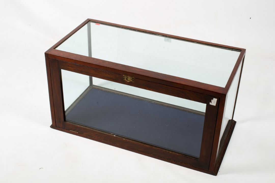 A mahogany framed counter-top 'museum' display cabinet of rectangular form. - Image 3 of 4