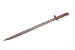 A 1907 pattern Lee Enfield bayonet by Sanderson. Markings to the blade, L55cm.