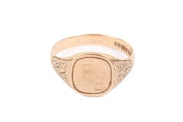 A 9ct gold signet ring. Monogrammed P.S.