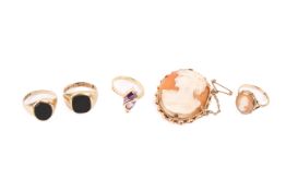 A small group of 9ct and yellow metal jewellery.