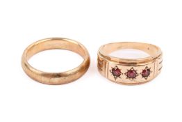 Two 9ct and yellow metal rings.