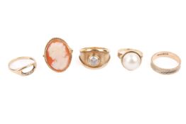 Five 9ct gold rings.