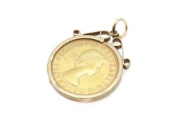 A 1963 sovereign coin in a 9ct gold mount. Hallmarked to side of mount, mount width 2.