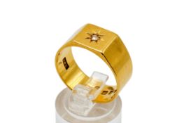 An 18ct gold ring.