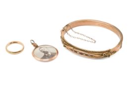 Three 9ct gold pieces of jewellery.