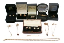 A small group of gold and yellow metal jewellery.