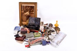 A miscellaneous lot of assorted vintage collectables.