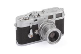 A Leica M3 DS 35mm Rangefinder Camera. Chrome. 1955. Serial number 778635. With a Leitz 5cm f3.