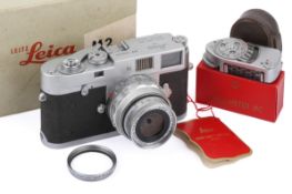 A Leica M2 35mm Rangefinder Camera. Chrome. 1959. Serial number 970779.