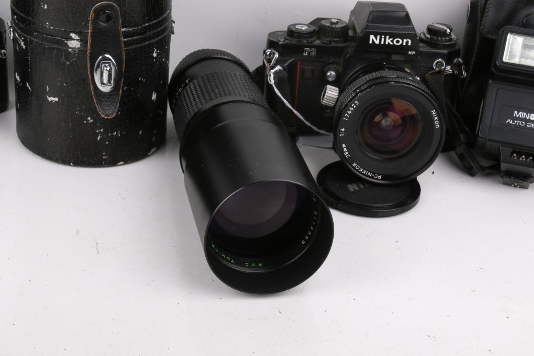 A group of assorted vintage film cameras. - Image 4 of 4