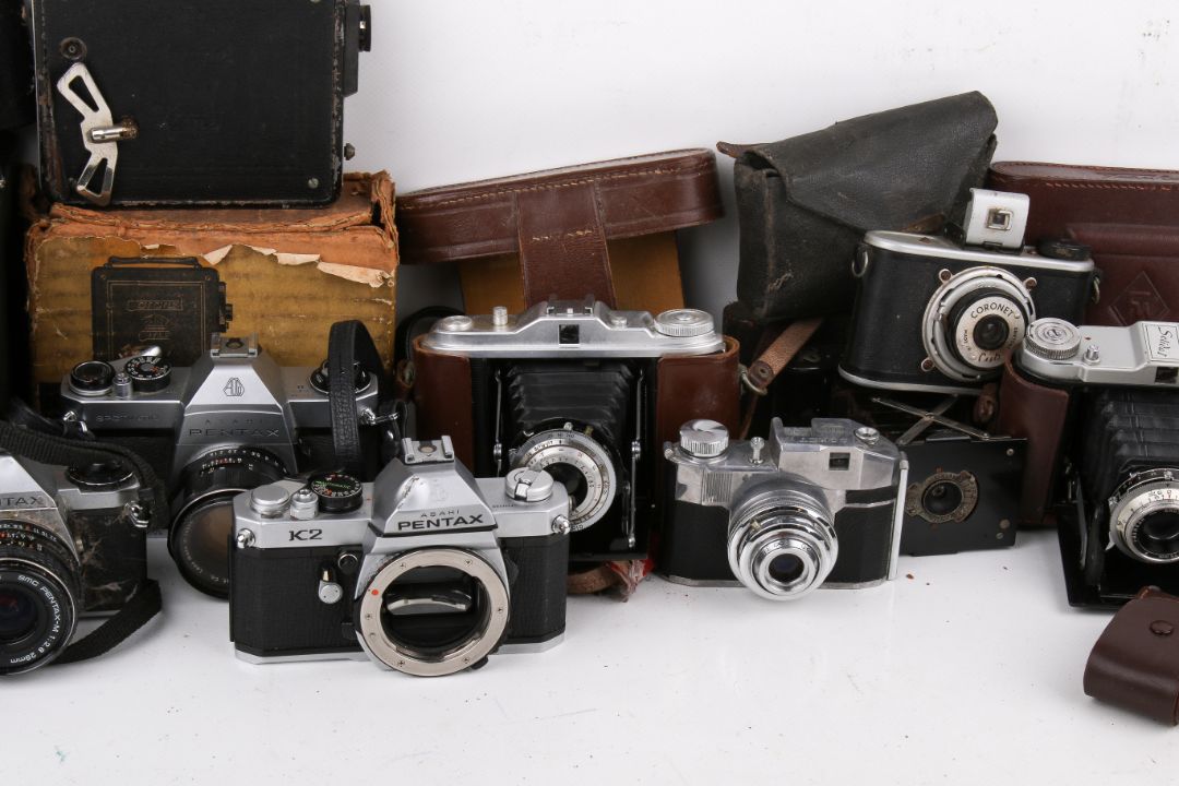 A collection of assorted vintage film cameras. - Image 2 of 4