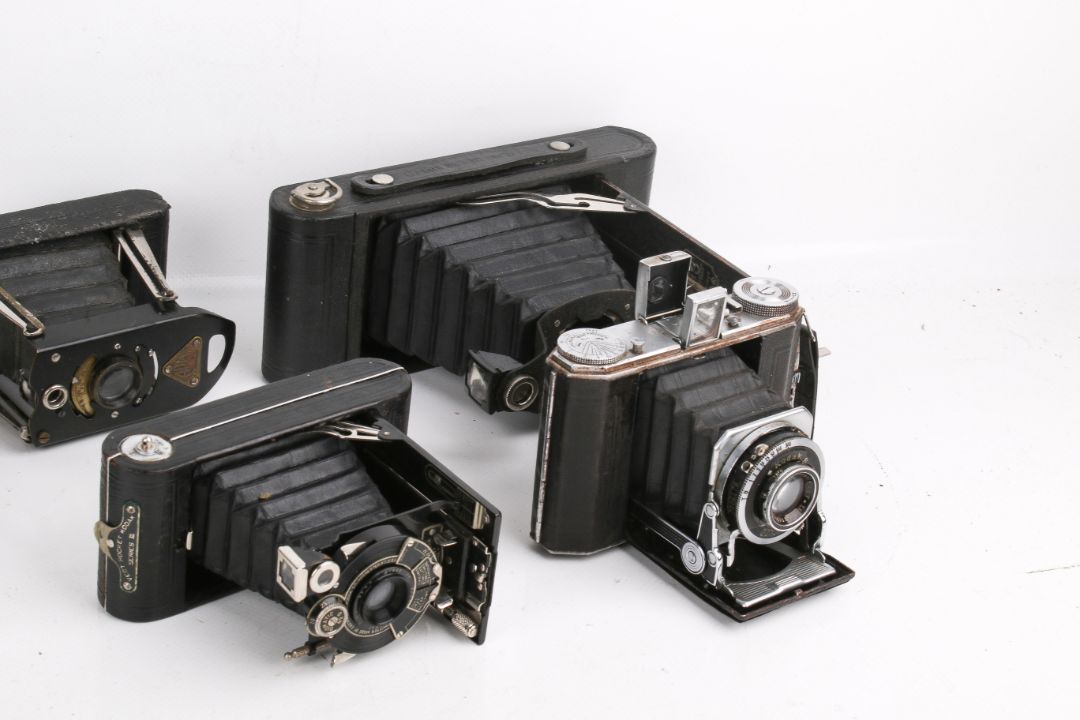 A collection of ten assorted vintage folding bellows film cameras. - Image 2 of 5