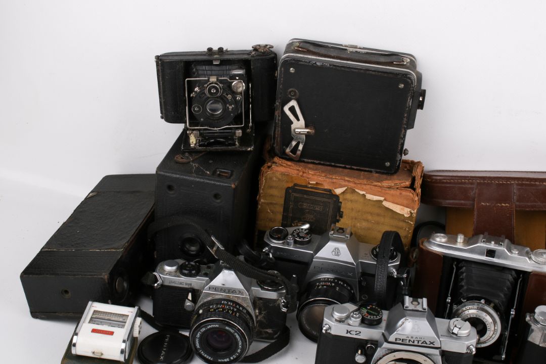 A collection of assorted vintage film cameras. - Image 3 of 4