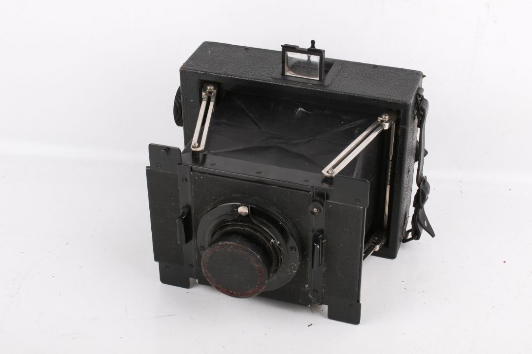 A circa 1900 Goerz folding strut plate camera. Having a Carl Zeiss Tessar 1:4.5 f=16. - Image 3 of 6
